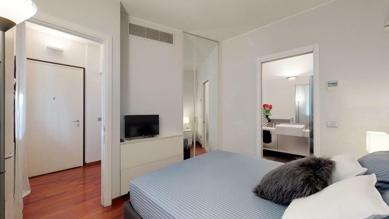 Design Apartment Near Duomo Square ميلان المظهر الخارجي الصورة