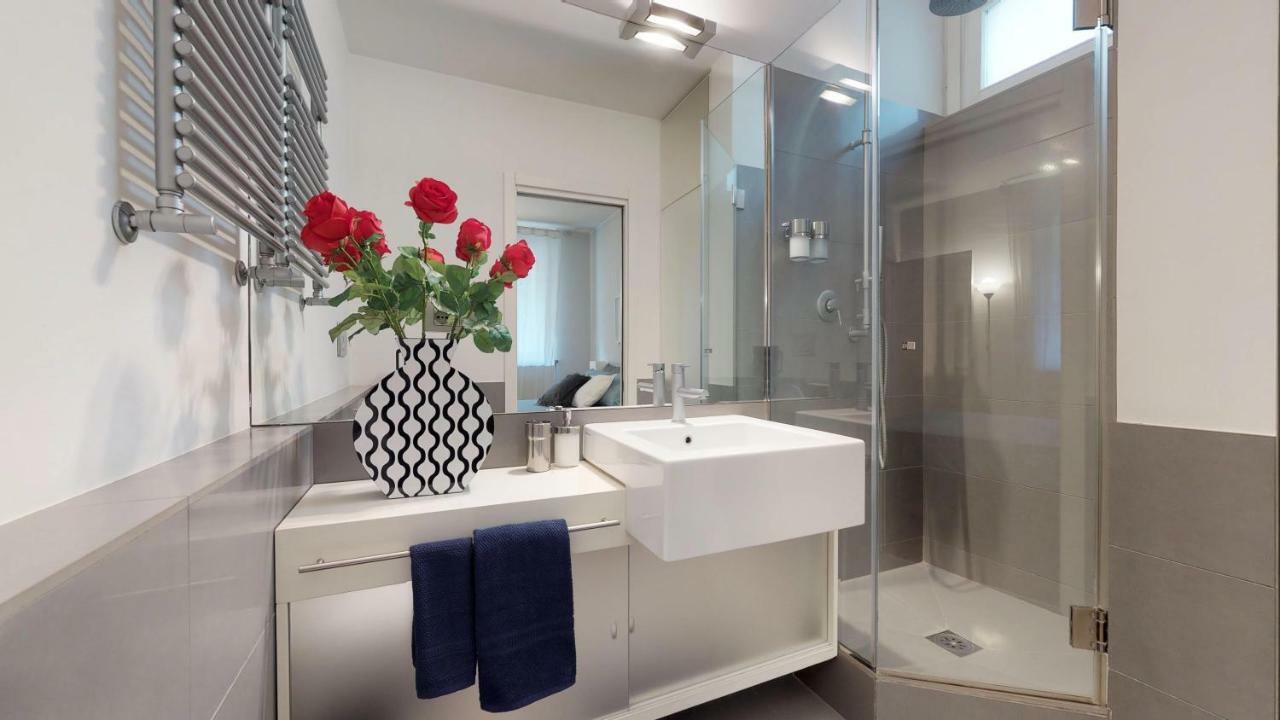 Design Apartment Near Duomo Square ميلان المظهر الخارجي الصورة